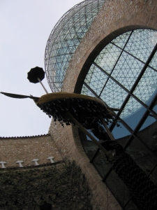 Theatre-Museum Dalí - v atriu